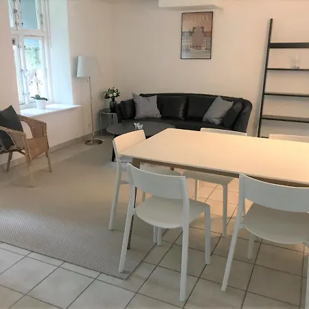 Apartment Cozy 2-bedroom Basement In Frederiksberg